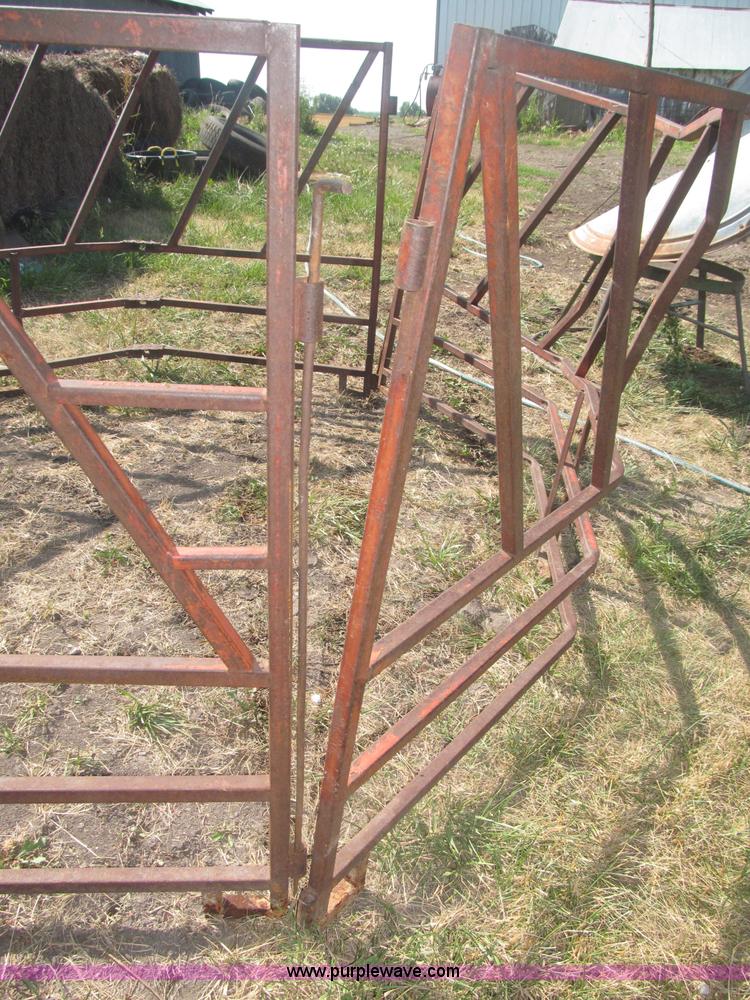 image for item AE9482 Round bale and mineral feeders