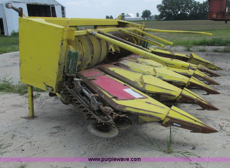 image for item E7314 1990 John Deere 666 forage harvester row crop head