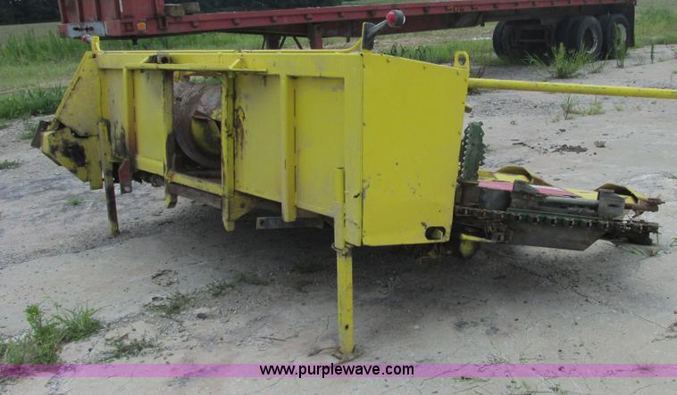 image for item E7314 1990 John Deere 666 forage harvester row crop head