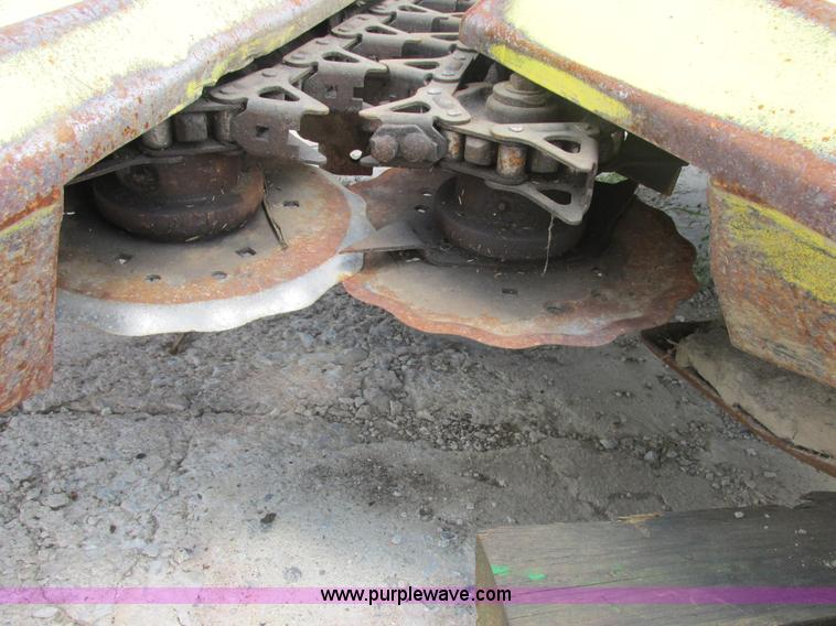 image for item E7314 1990 John Deere 666 forage harvester row crop head