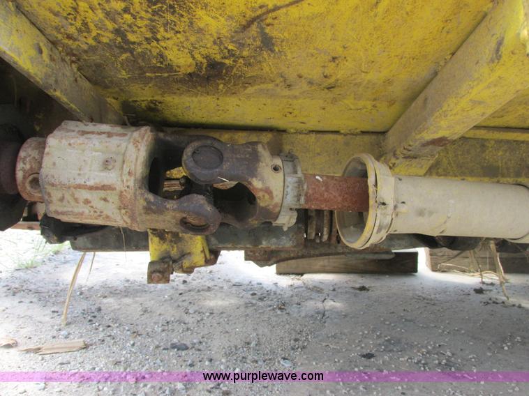 image for item E7314 1990 John Deere 666 forage harvester row crop head