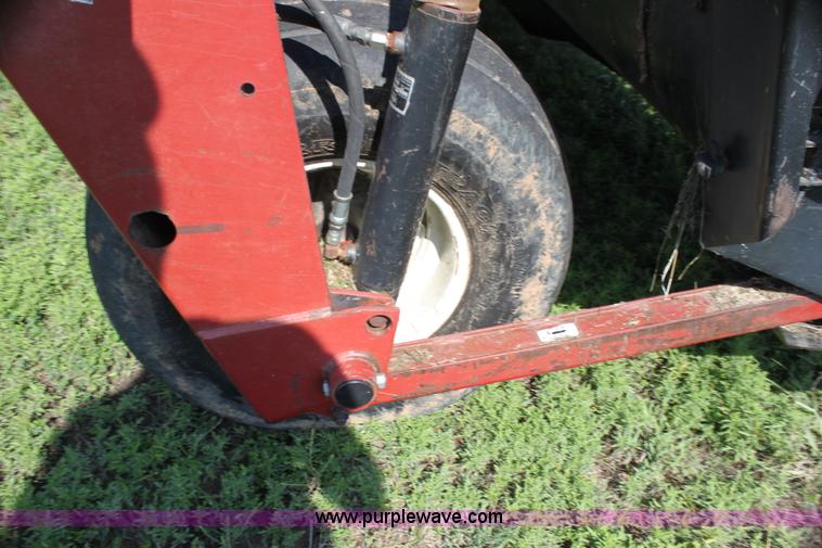 image for item G4029 1995 MacDon 5000 HydroSwing swather