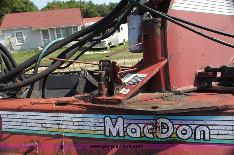 image for item G4029 1995 MacDon 5000 HydroSwing swather