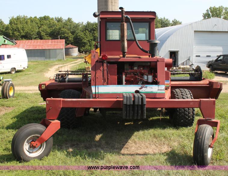 image for item G4030 1990 MacDon 7000 self-propelled swather