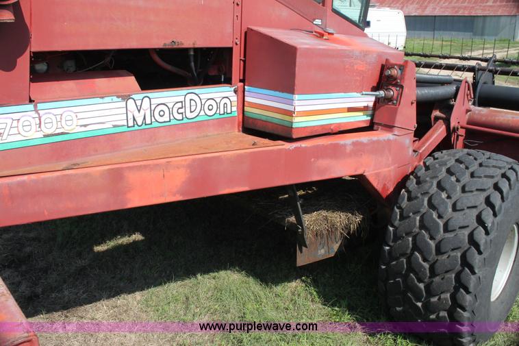 image for item G4030 1990 MacDon 7000 self-propelled swather