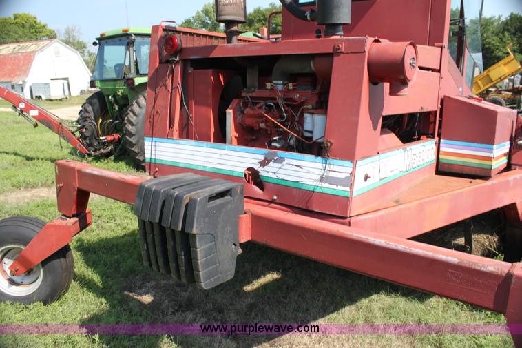 image for item G4030 1990 MacDon 7000 self-propelled swather