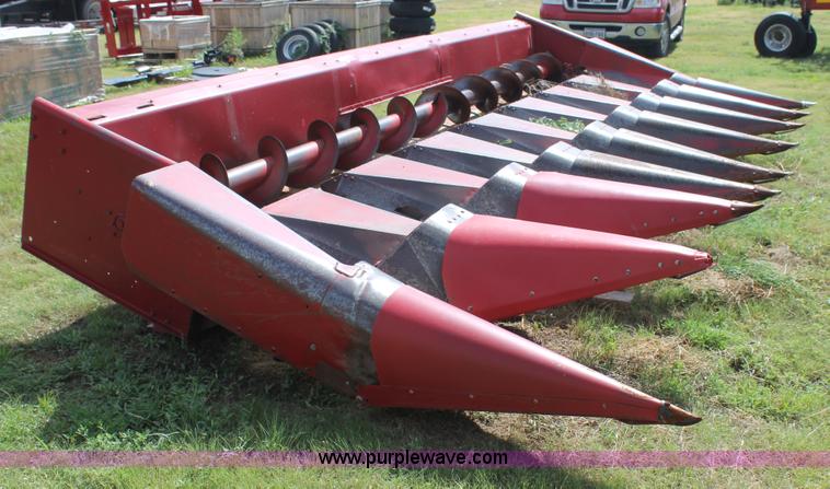 image for item G5796 International 1083-156 corn head