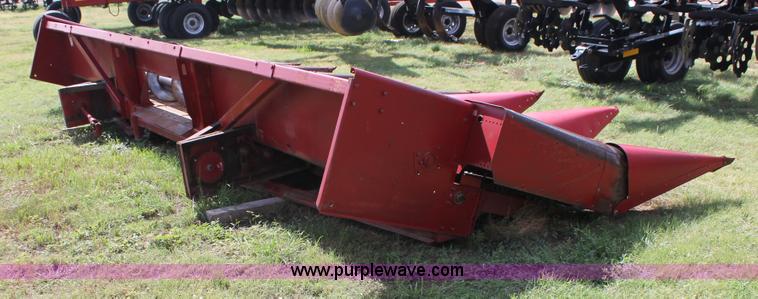 image for item G5796 International 1083-156 corn head