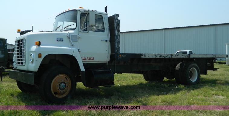 image for item G7924 1982 Ford 800 flatbed truck