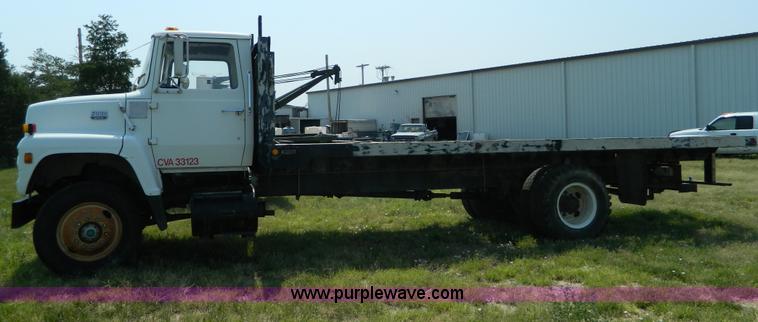 image for item G7924 1982 Ford 800 flatbed truck