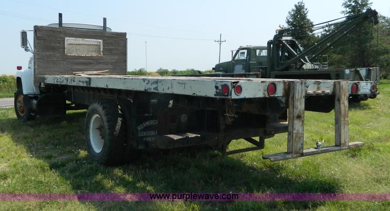 image for item G7924 1982 Ford 800 flatbed truck