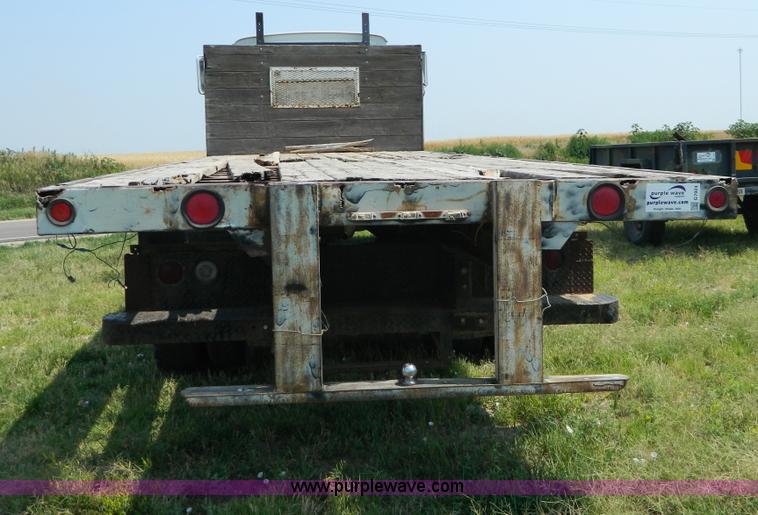 image for item G7924 1982 Ford 800 flatbed truck