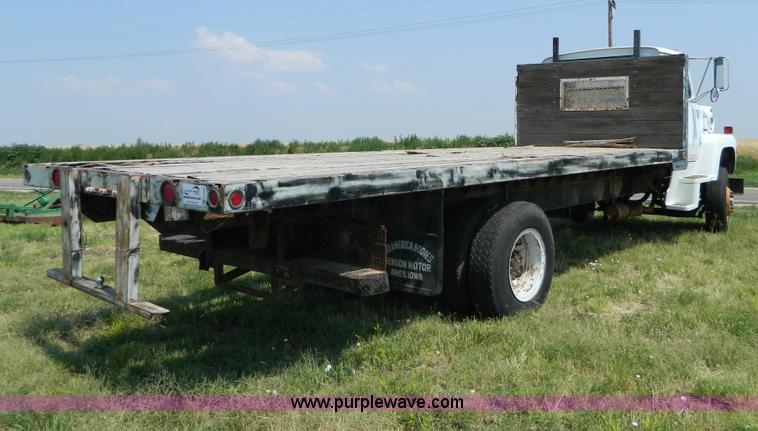 image for item G7924 1982 Ford 800 flatbed truck