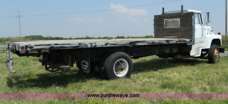 image for item G7924 1982 Ford 800 flatbed truck