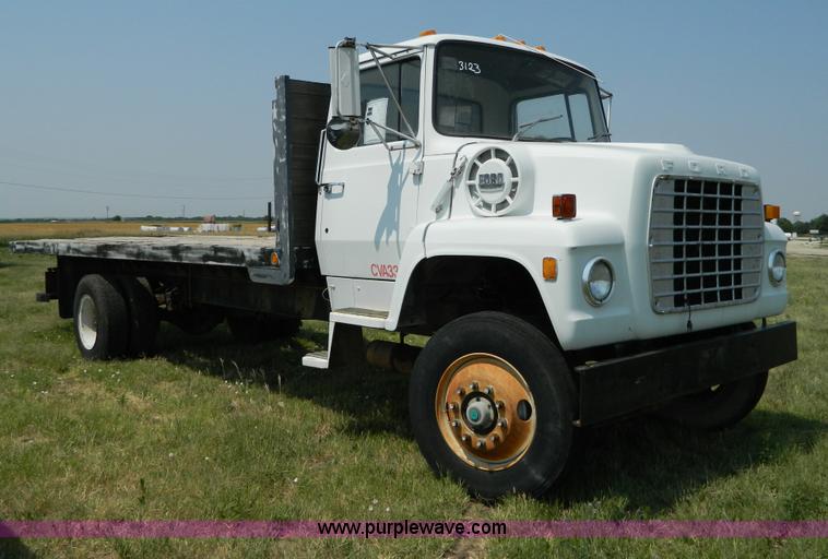 image for item G7924 1982 Ford 800 flatbed truck