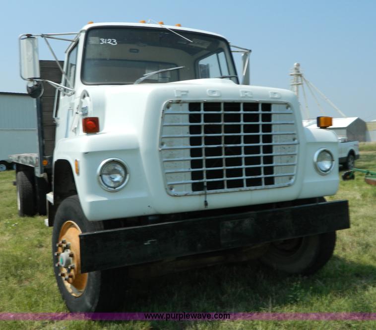 image for item G7924 1982 Ford 800 flatbed truck