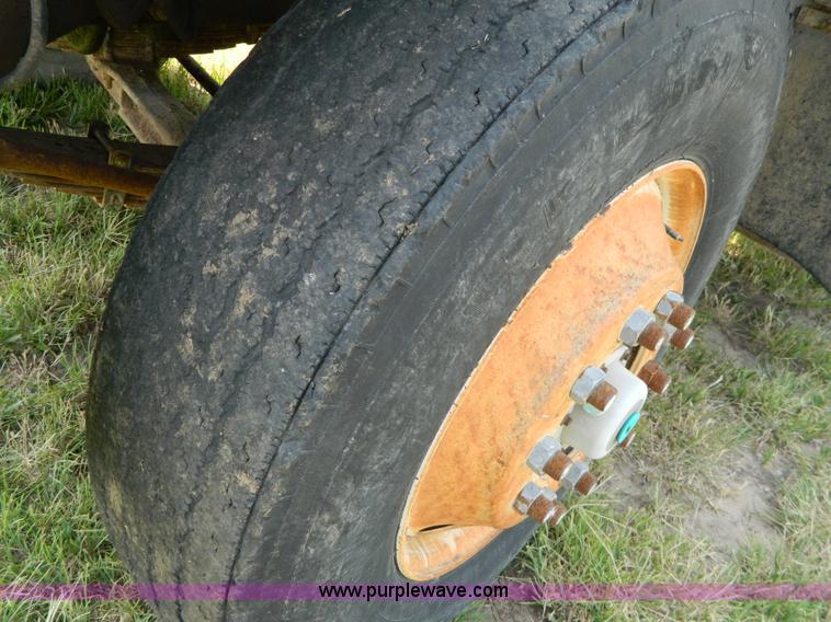 image for item G7924 1982 Ford 800 flatbed truck