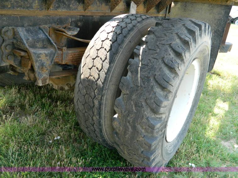 image for item G7924 1982 Ford 800 flatbed truck