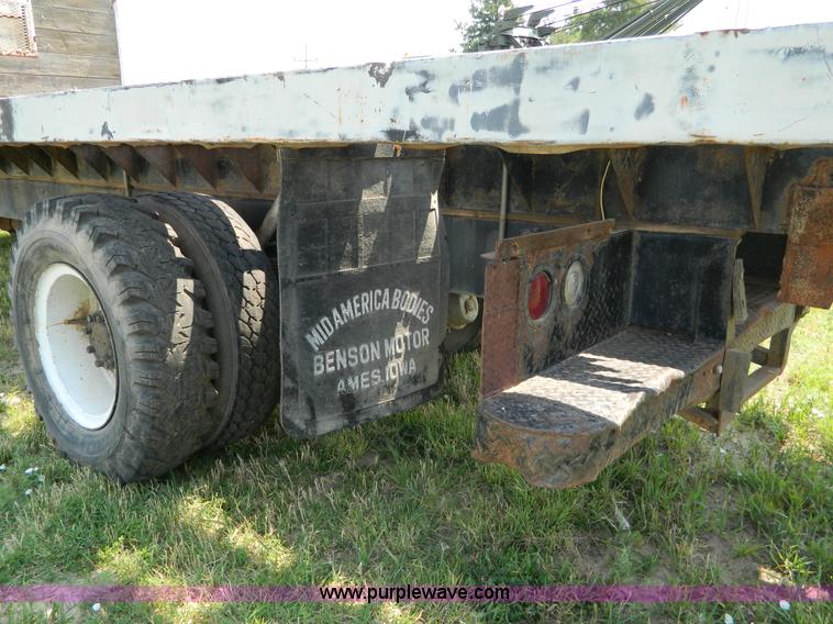 image for item G7924 1982 Ford 800 flatbed truck