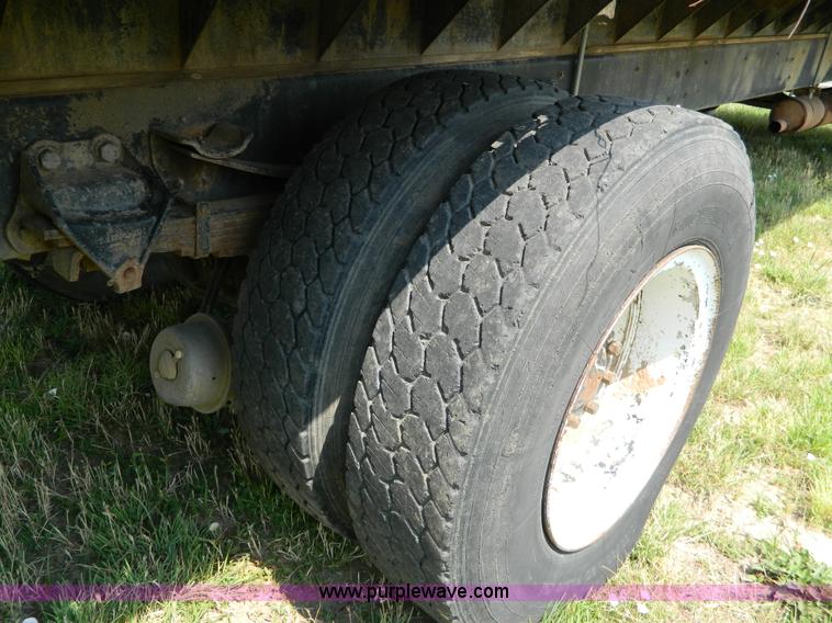 image for item G7924 1982 Ford 800 flatbed truck