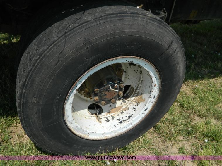 image for item G7924 1982 Ford 800 flatbed truck