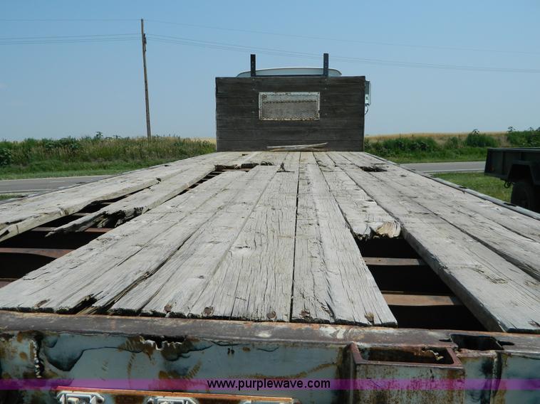 image for item G7924 1982 Ford 800 flatbed truck