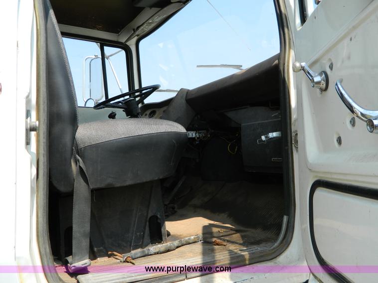 image for item G7924 1982 Ford 800 flatbed truck