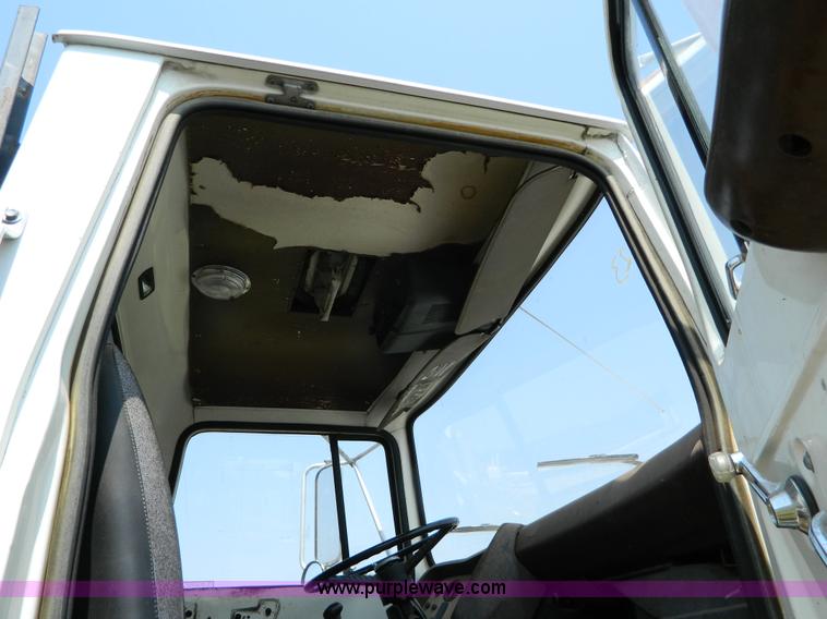 image for item G7924 1982 Ford 800 flatbed truck