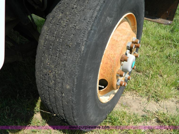 image for item G7924 1982 Ford 800 flatbed truck