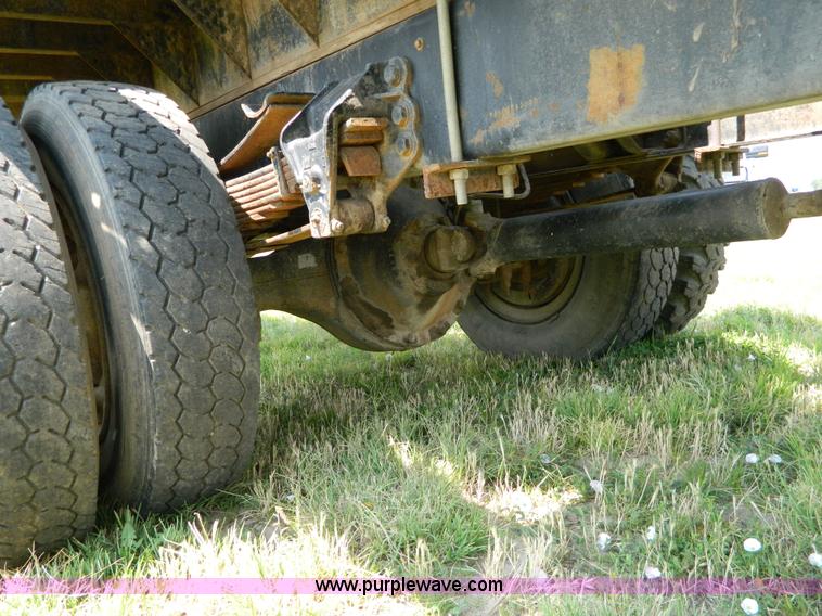 image for item G7924 1982 Ford 800 flatbed truck