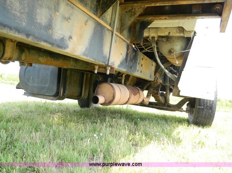 image for item G7924 1982 Ford 800 flatbed truck