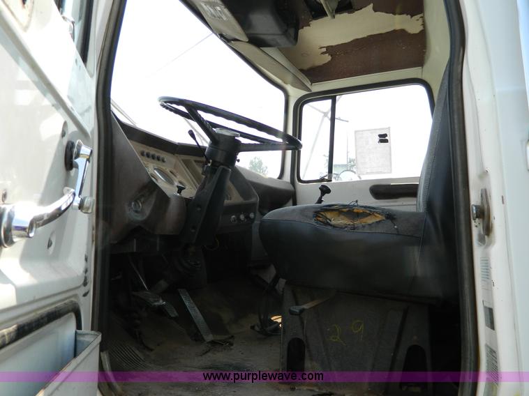 image for item G7924 1982 Ford 800 flatbed truck