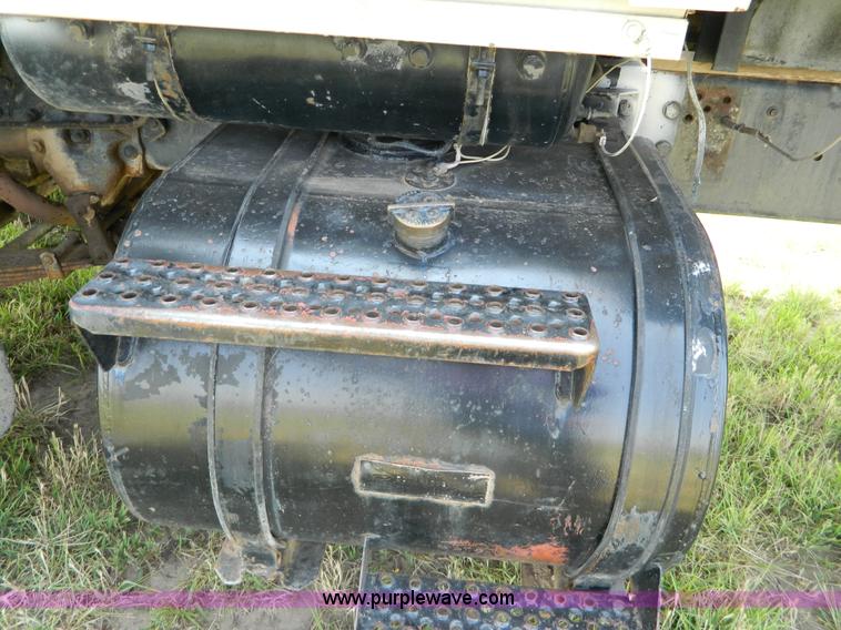 image for item G7924 1982 Ford 800 flatbed truck