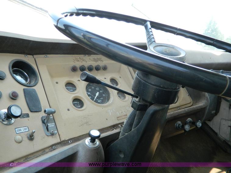 image for item G7924 1982 Ford 800 flatbed truck