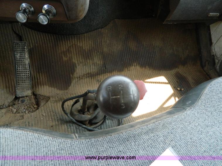 image for item G7924 1982 Ford 800 flatbed truck