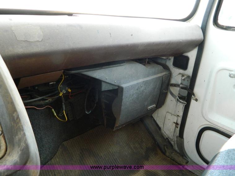 image for item G7924 1982 Ford 800 flatbed truck