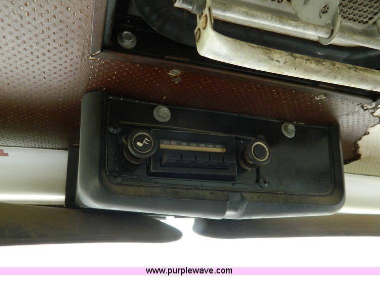 image for item G7924 1982 Ford 800 flatbed truck