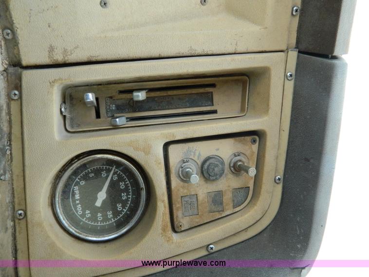 image for item G7924 1982 Ford 800 flatbed truck