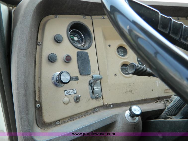 image for item G7924 1982 Ford 800 flatbed truck