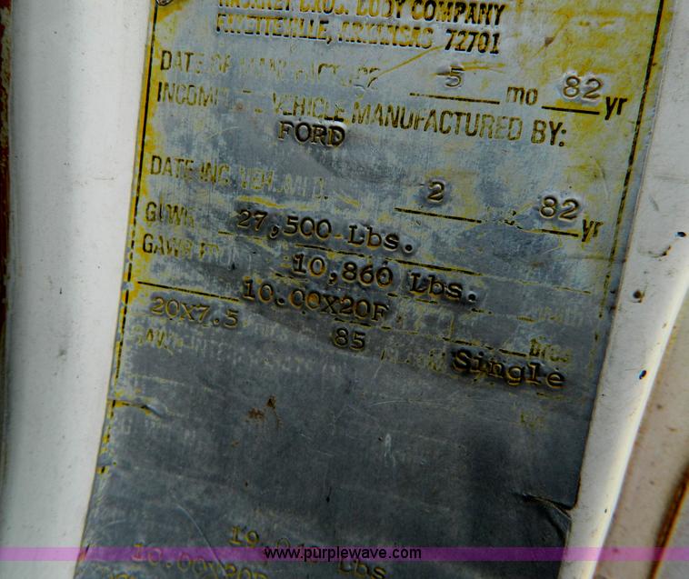 image for item G7924 1982 Ford 800 flatbed truck