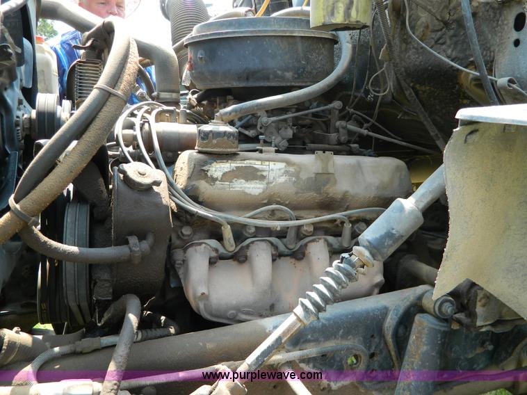 image for item G7924 1982 Ford 800 flatbed truck