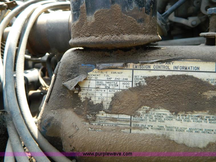 image for item G7924 1982 Ford 800 flatbed truck