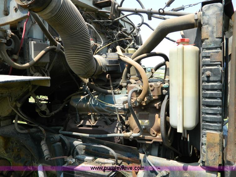 image for item G7924 1982 Ford 800 flatbed truck