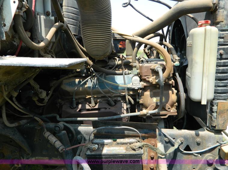 image for item G7924 1982 Ford 800 flatbed truck