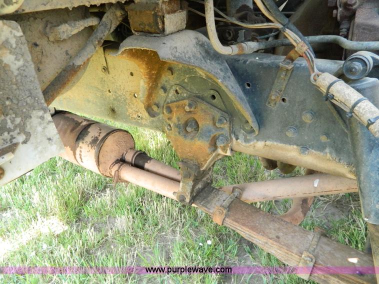 image for item G7924 1982 Ford 800 flatbed truck