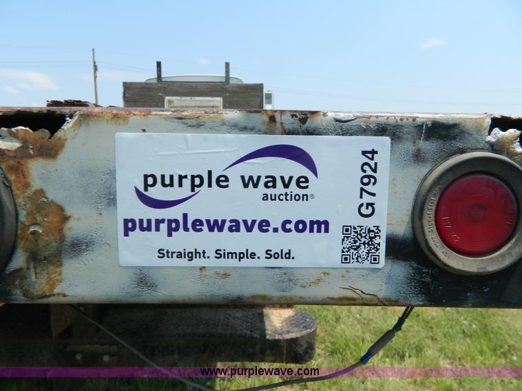 image for item G7924 1982 Ford 800 flatbed truck