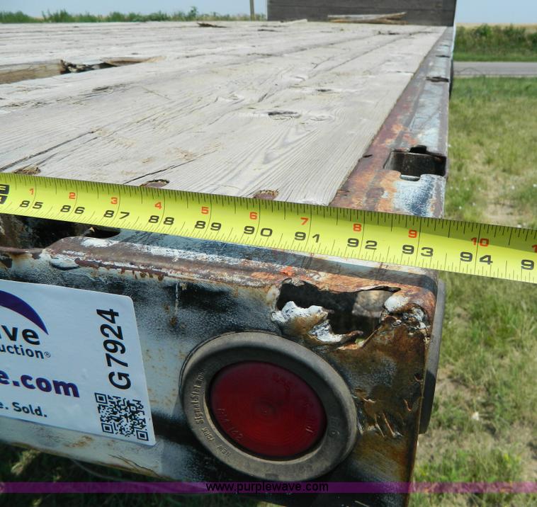 image for item G7924 1982 Ford 800 flatbed truck