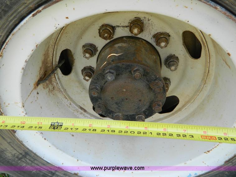 image for item G7924 1982 Ford 800 flatbed truck