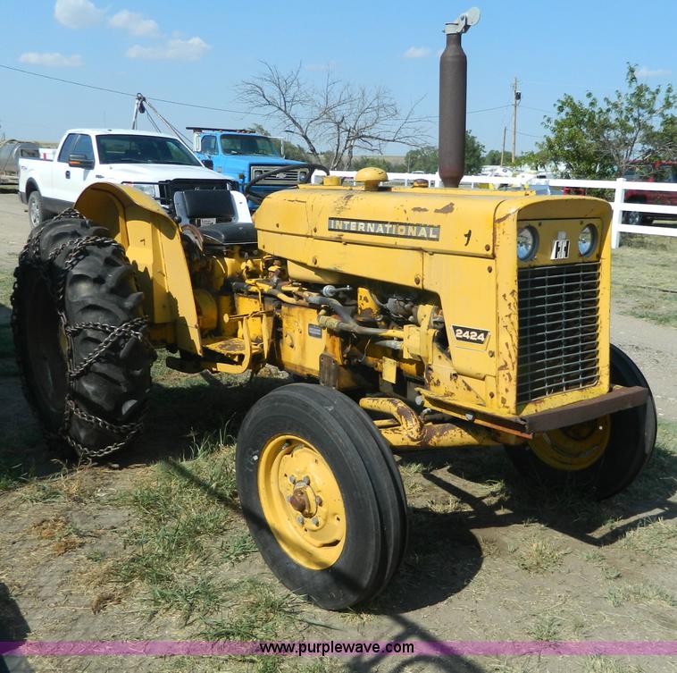 image for item G7958 1964 International 2424 tractor