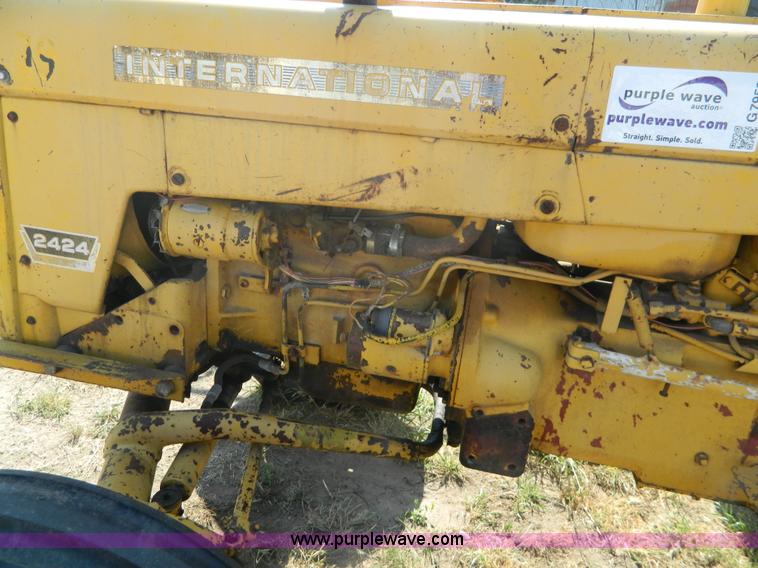 image for item G7958 1964 International 2424 tractor